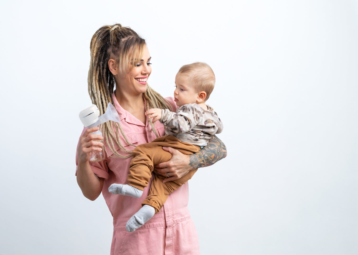 Eva Wahlström with her baby and Lola&Lykke Smart Electric Breast Pump