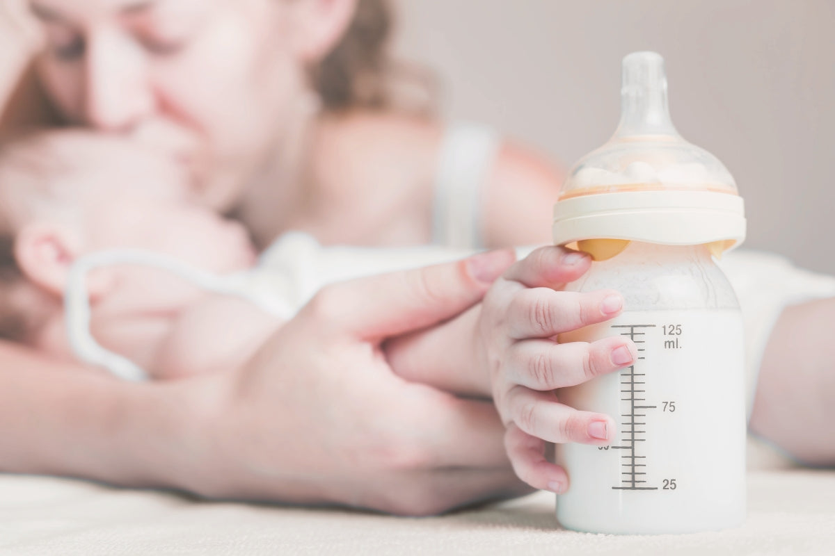 A serene moment of a baby sleeping soundly, highlighting the benefits of combi-feeding.