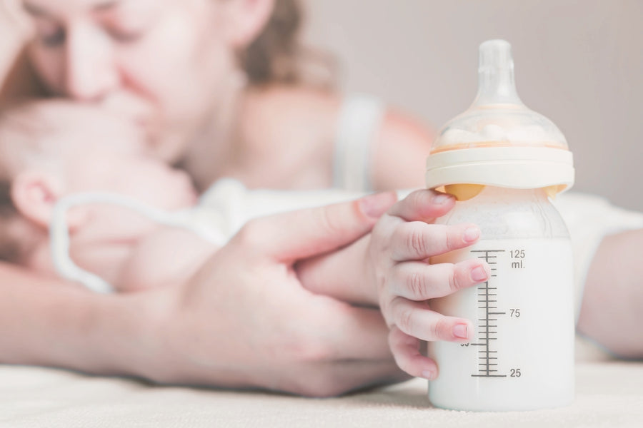 A serene moment of a baby sleeping soundly, highlighting the benefits of combi-feeding.