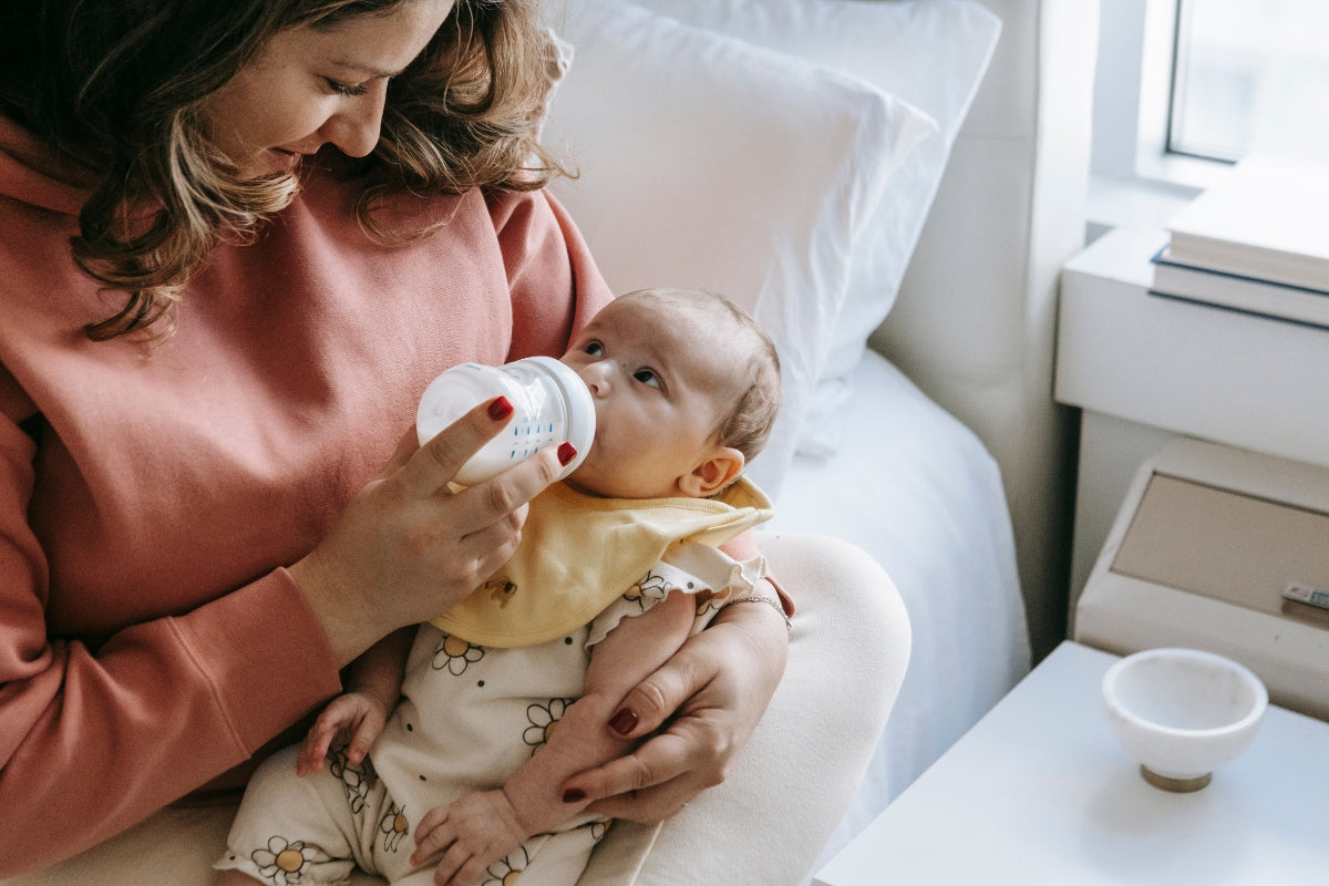 Breastfeeding or Baby Formula: Which Feeding Method is Better?